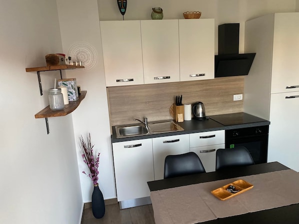 Departamento (One Bedroom Apartment with Balcony) | Cocina privada | Refrigerador