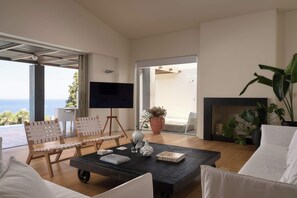 Een smart-tv, een open haard, Netflix en een dvd-speler