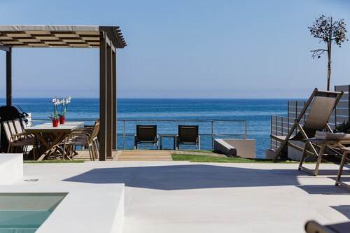 Deux Paradis, a BeachFront Retreat with Private Pool & walking distance to all