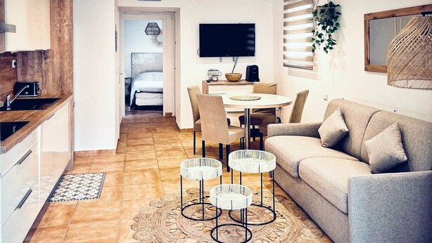 A modern apartment with a kitchen, dining area, and living room. - T2 L'orangeraie du Cap d'Antibes (Antibes)