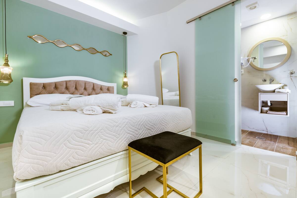 Ropa de cama hipoalergénica y caja de seguridad en la habitación 
