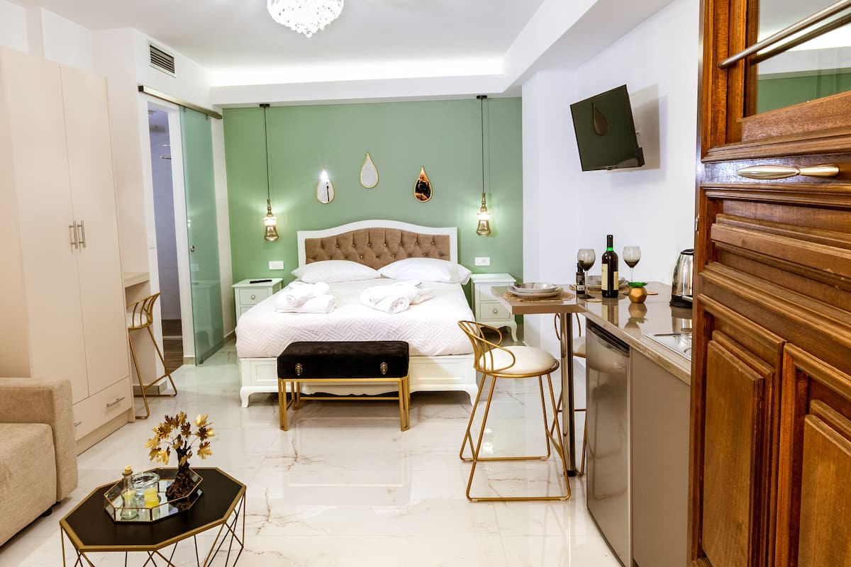 Basic Room | 1 bedroom, hypo-allergenic bedding, in-room safe, soundproofing