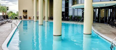 Alberca techada y alberca climatizada