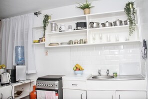 Refrigerador, microondas, horno y cafetera y tetera