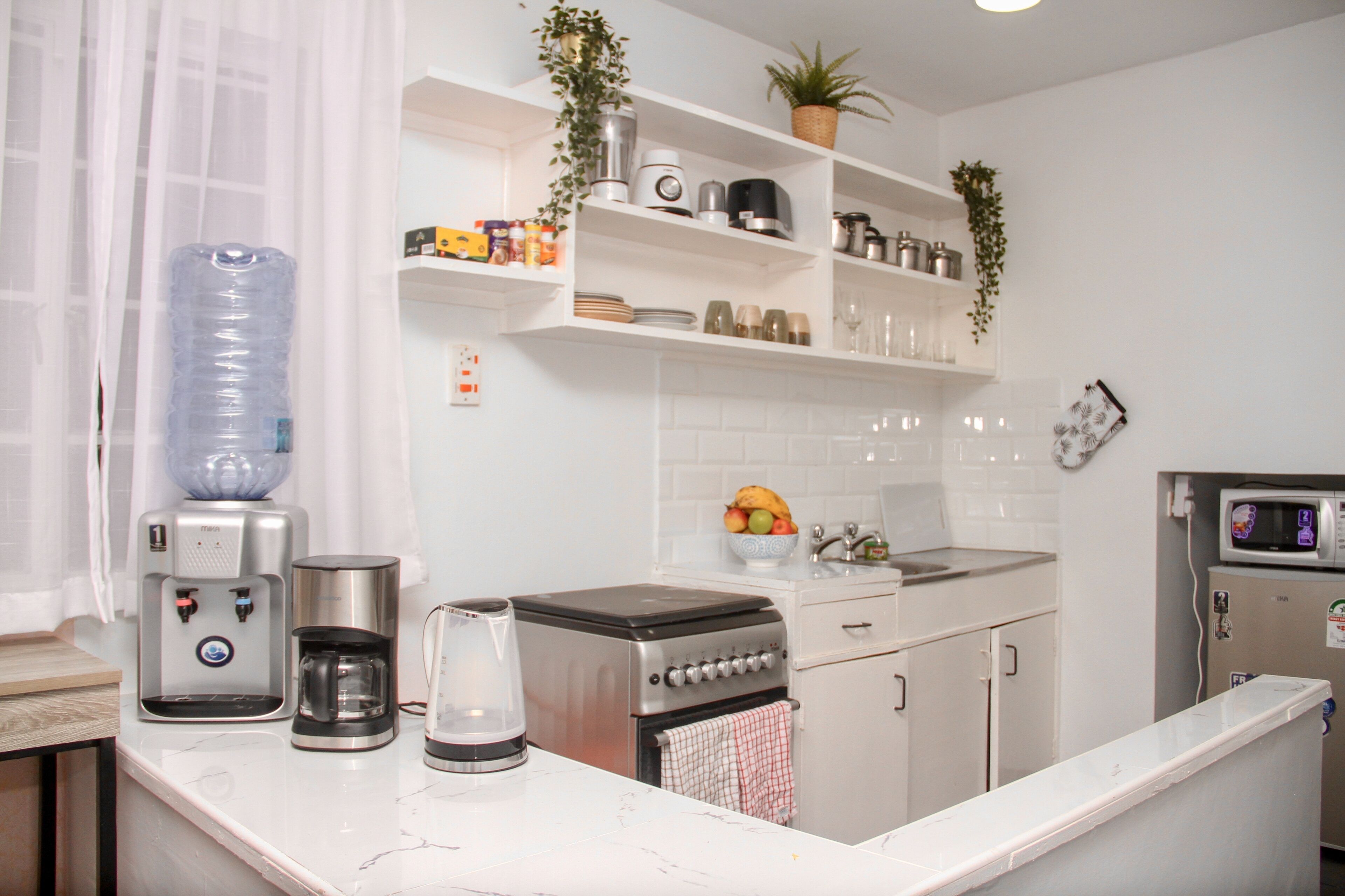 Kjøleskap, mikrobølgeovn, ovn og kaffetrakter/tekoker