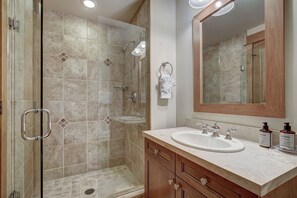 Appart'hôtel, 3 chambres | Salle de bain | Serviettes fournies