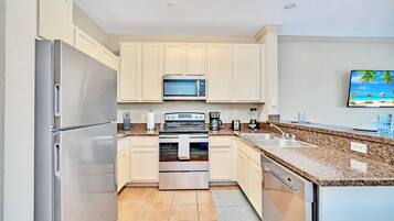 Refrigerador, microondas, horno, placa de cocina