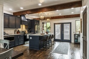 冷蔵庫、電子レンジ、オーブン、コンロ