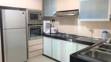 Room, 5 Bedrooms | Private kitchen | Fridge