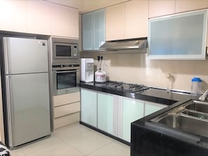 Room, 5 Bedrooms | Private kitchen | Fridge - OYO 90476 Casa Azlinda Muslim Homestay I (Johor Bahru)