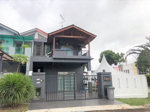 Front of property - OYO 90476 Casa Azlinda Muslim Homestay I (Johor Bahru)