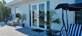 Relax near Port Charlotte Beach Park-12 min walk-luxury waterfront- private dock