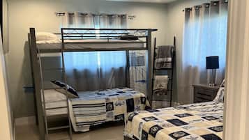 3 quartos, cofres nos quartos, escrivaninha