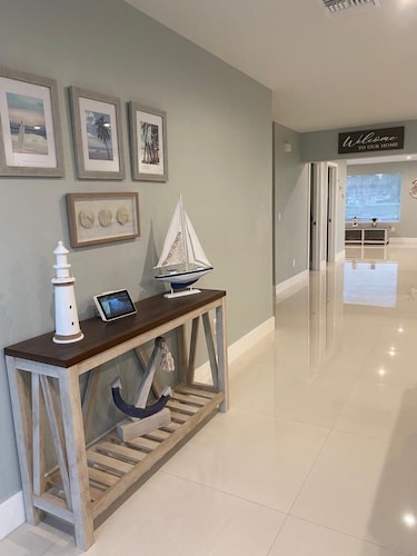 Harbor House, renovated luxury waterfront- 30 ft private dock