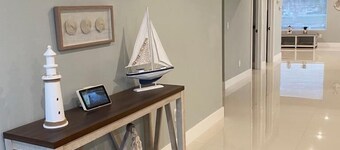 Harbor House, renovated luxury waterfront- 30 ft private dock