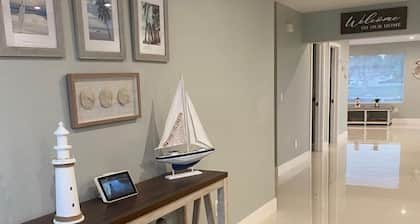 Harbor House, renovated luxury waterfront- 30 ft private dock