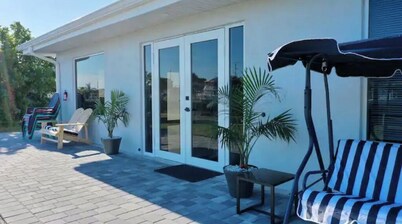 Relax near Port Charlotte Beach Park-12 min walk-luxury waterfront- private dock