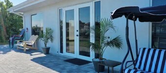 Relax near Port Charlotte Beach Park-12 min walk-luxury waterfront- private dock