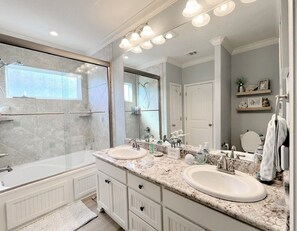 Combined shower/bathtub - The Green Seahorse - 2nd row beauty with ALL the extras! (Port Bolivar)