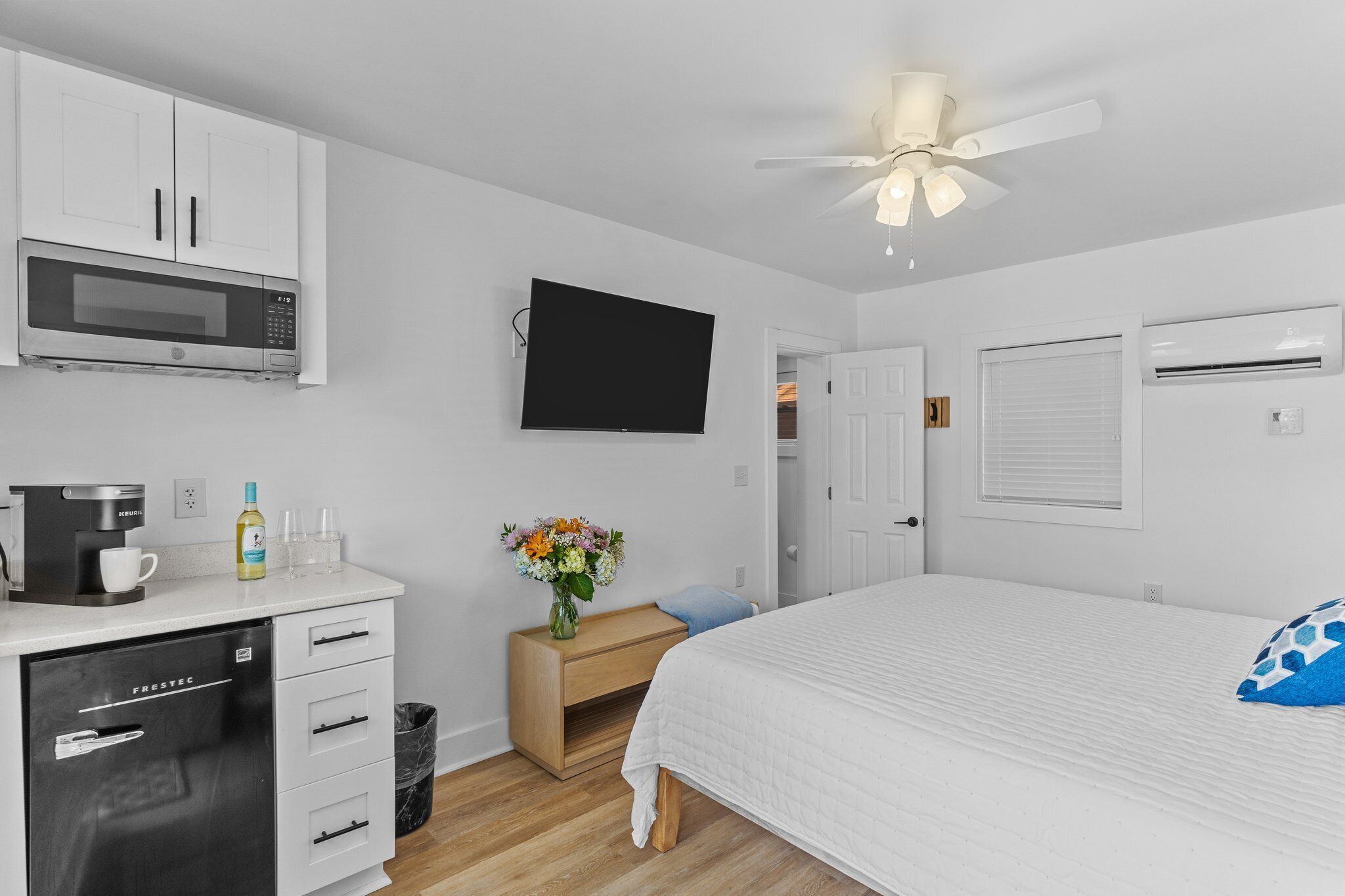 The Beach House at Oak Island 109: King Suite