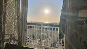 Ein Fenster mit Blick auf einen Strand und ein Parkschild.