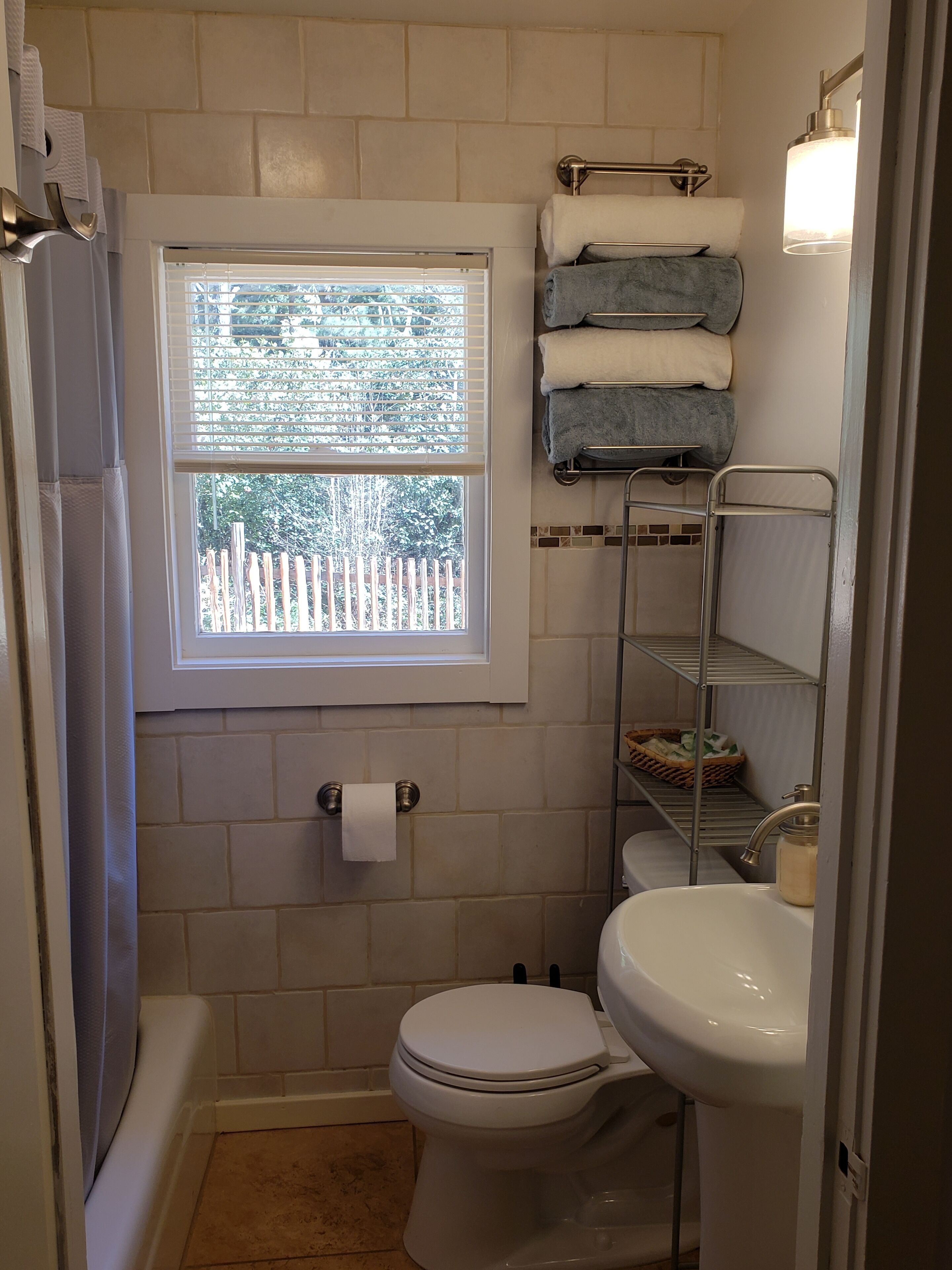 12 minutes to Mendocino Family-sized home with large deck with grill and seating