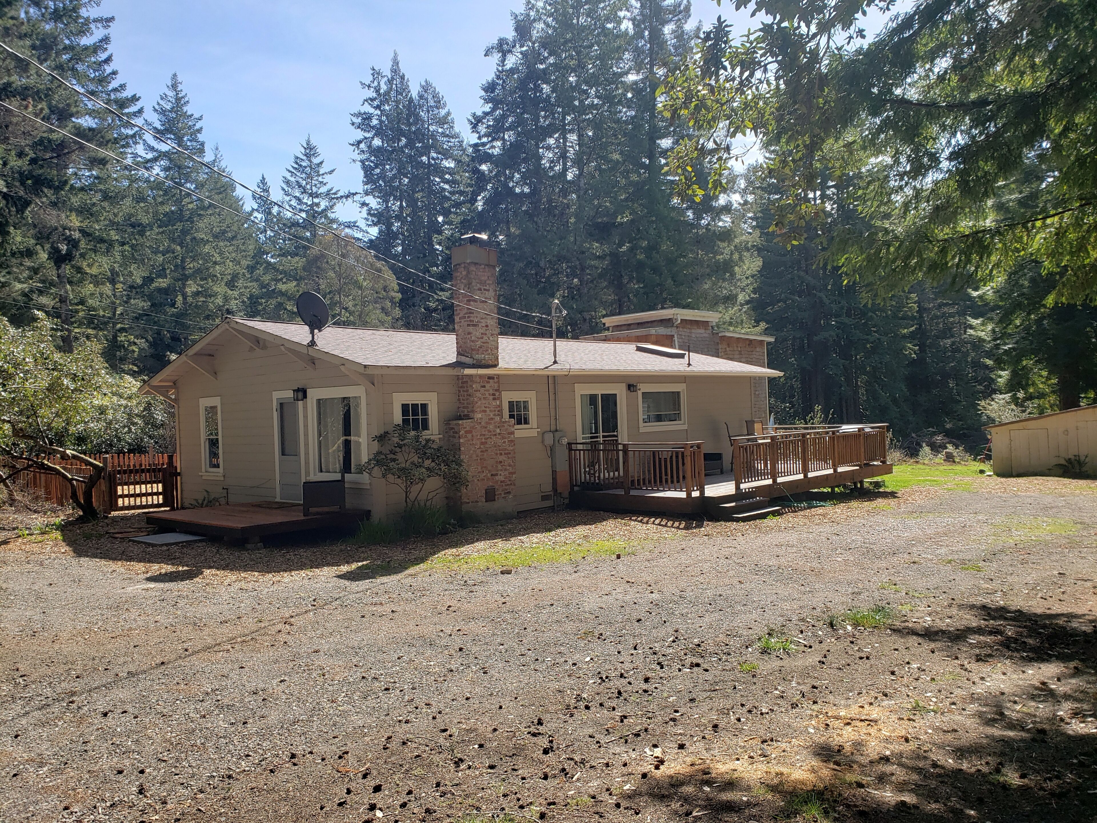 12 minutes to Mendocino Family-sized home with large deck with grill and seating