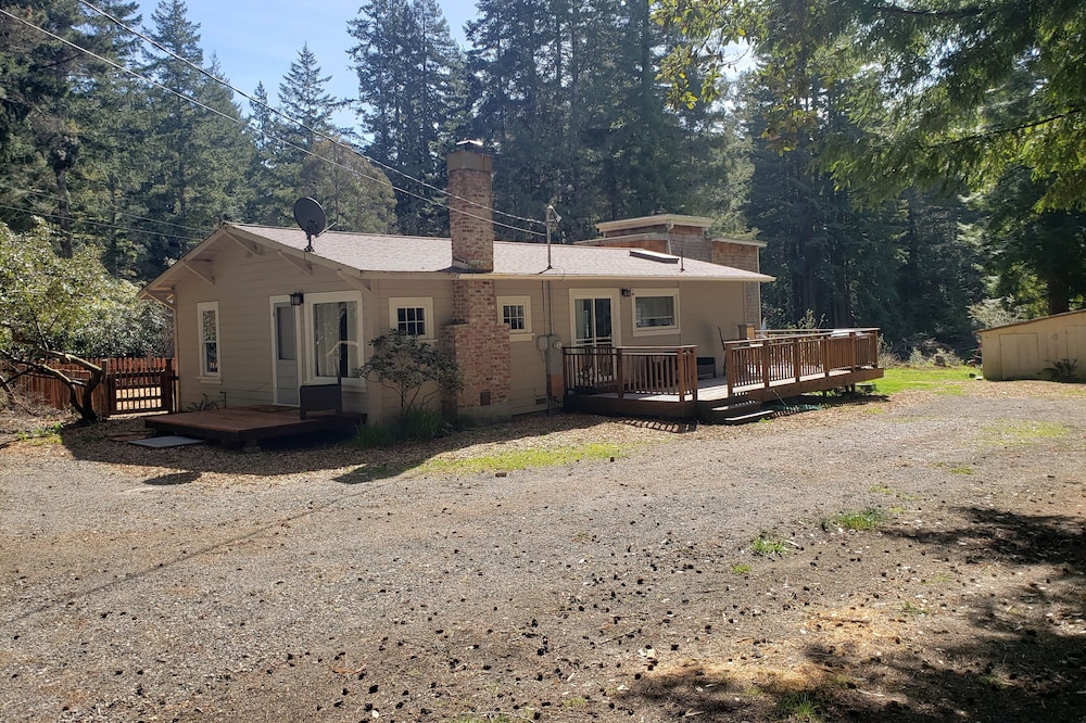 12 minutes to Mendocino Family-sized home with large deck with grill and seating