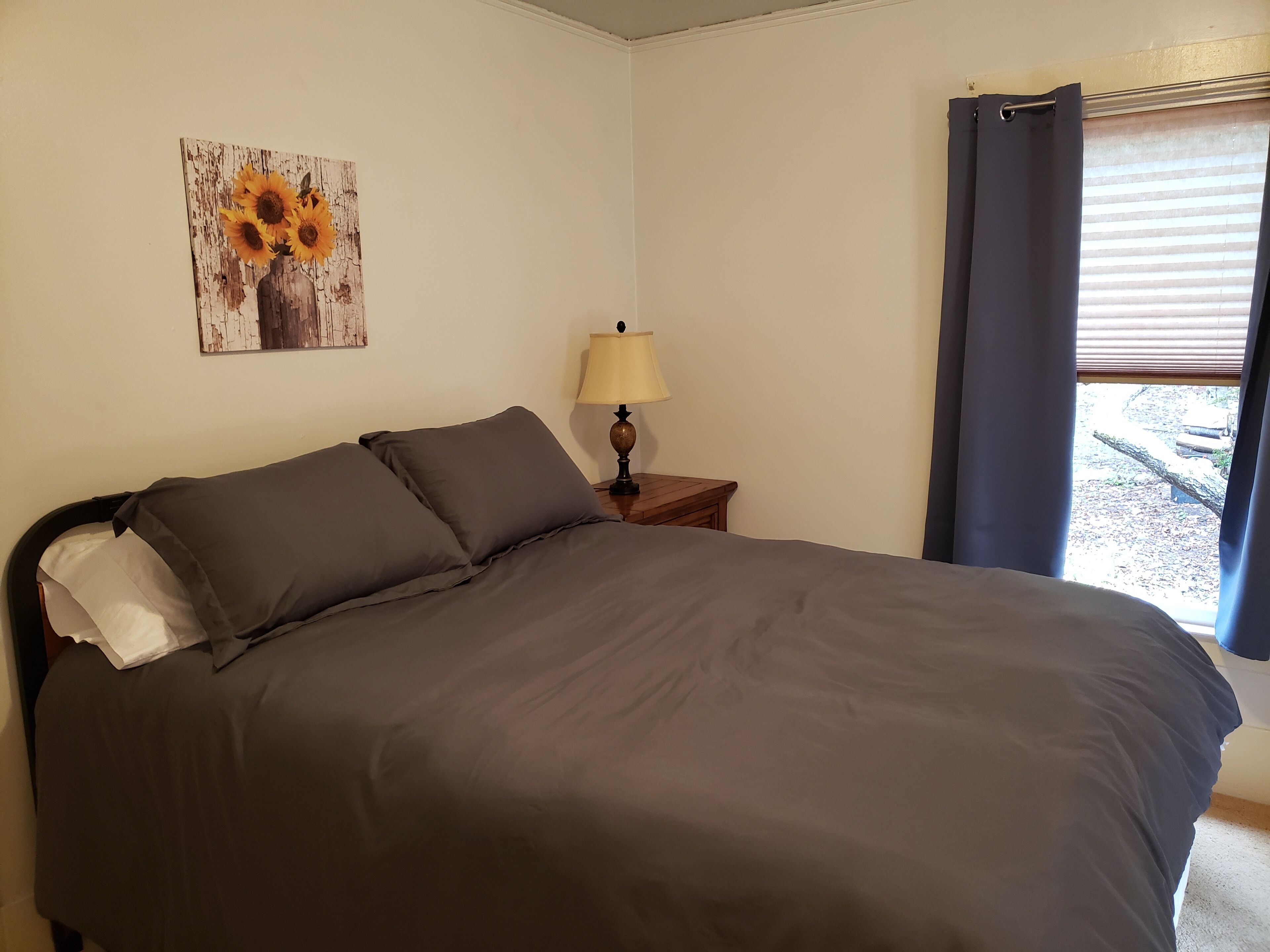 12 minutes to Mendocino Family-sized home with large deck with grill and seating