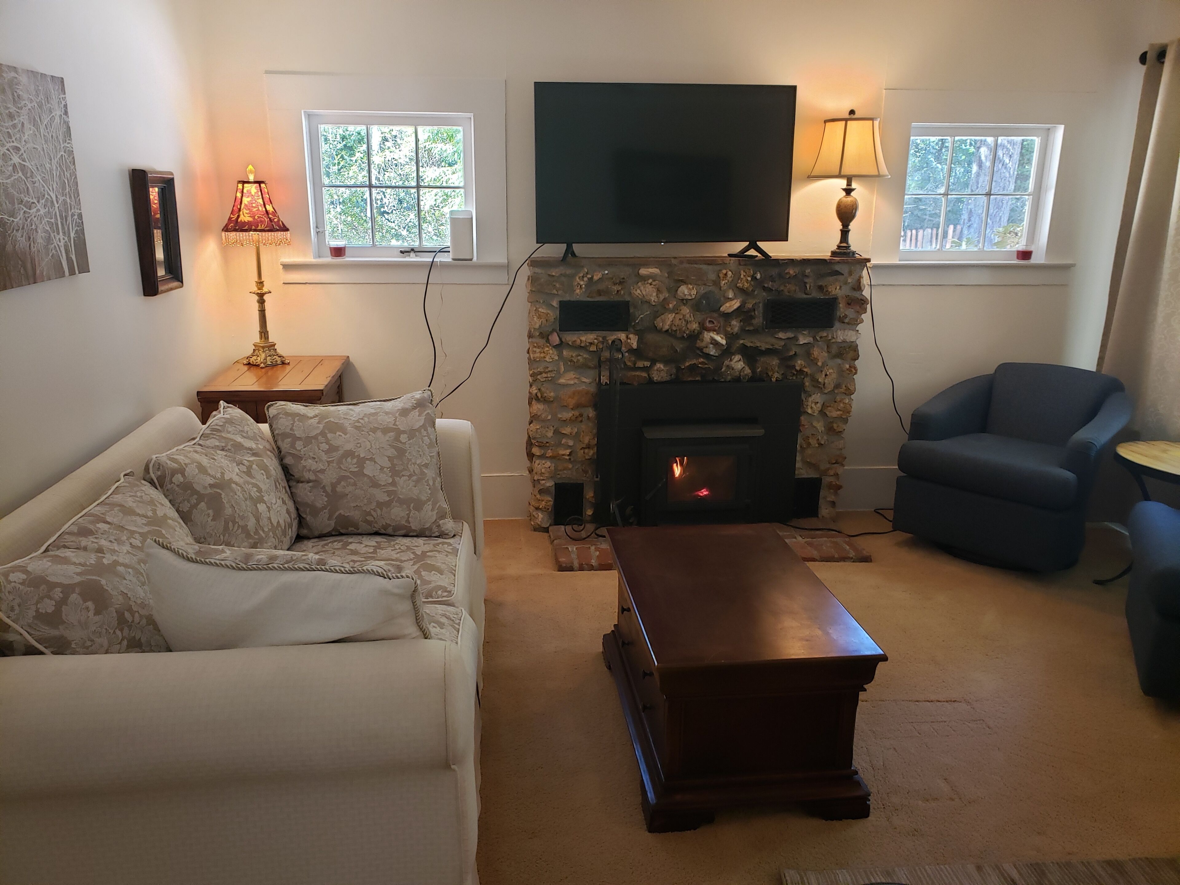 12 minutes to Mendocino Family-sized home with large deck with grill and seating