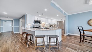 Réfrigérateur, micro-ondes, plaque de cuisson, lave-vaisselle