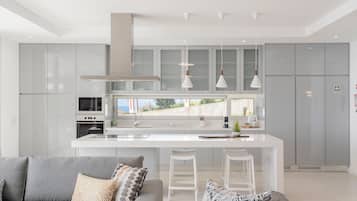 Réfrigérateur, micro-ondes, four, lave-vaisselle