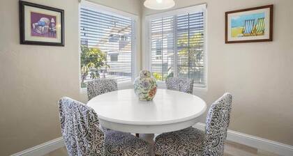 Ben's Beach Bungalow 4, Quaint & Beachy 1BR