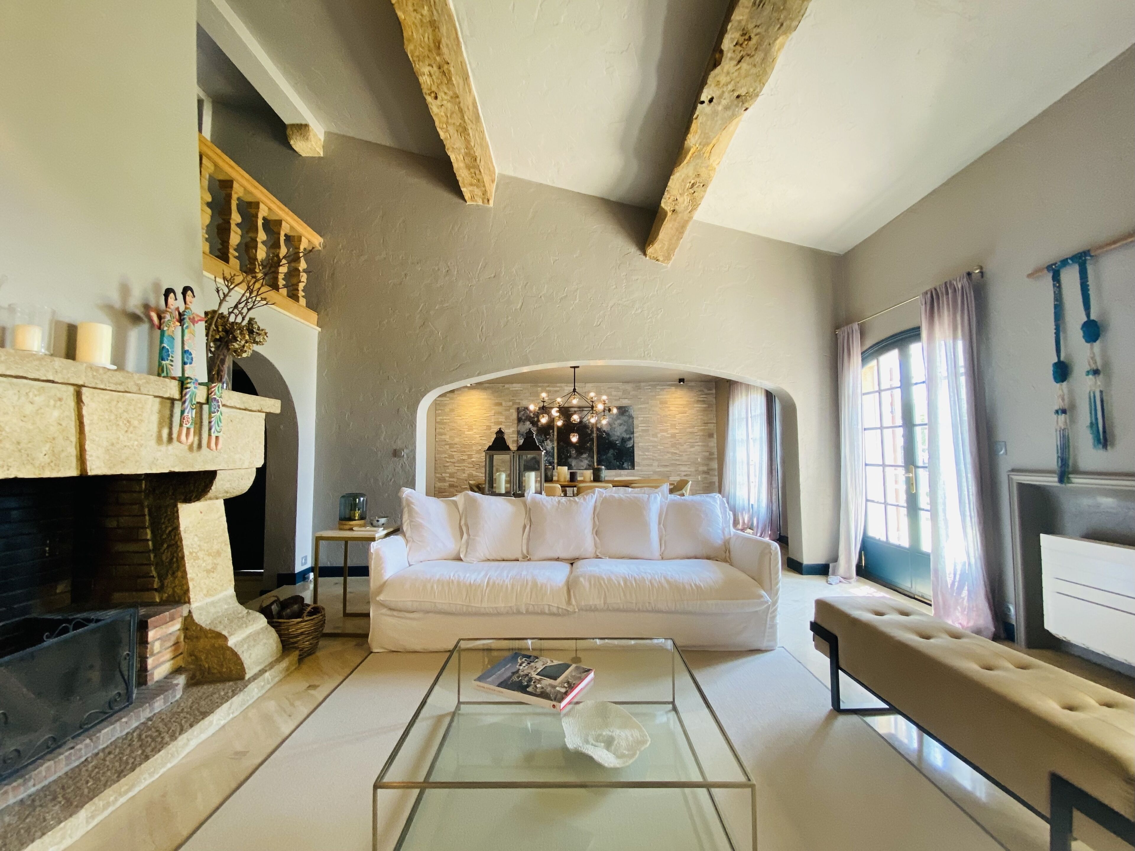 Smart TV, DVD player, books