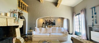 Gorgeous 4 bedroom, 3 bathroom villa with private pool & sea view in Mougins