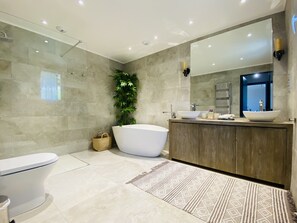 Badewanne, Haartrockner, Handtücher, Toilettenpapier