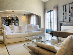 Smart-tv, een dvd-speler en boeken