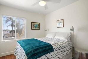 Desk, iron/ironing board, WiFi, bed sheets