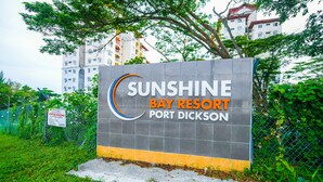Une enseigne indiquant l’emplacement du Sunshine Bay Resort à Port Dickson.