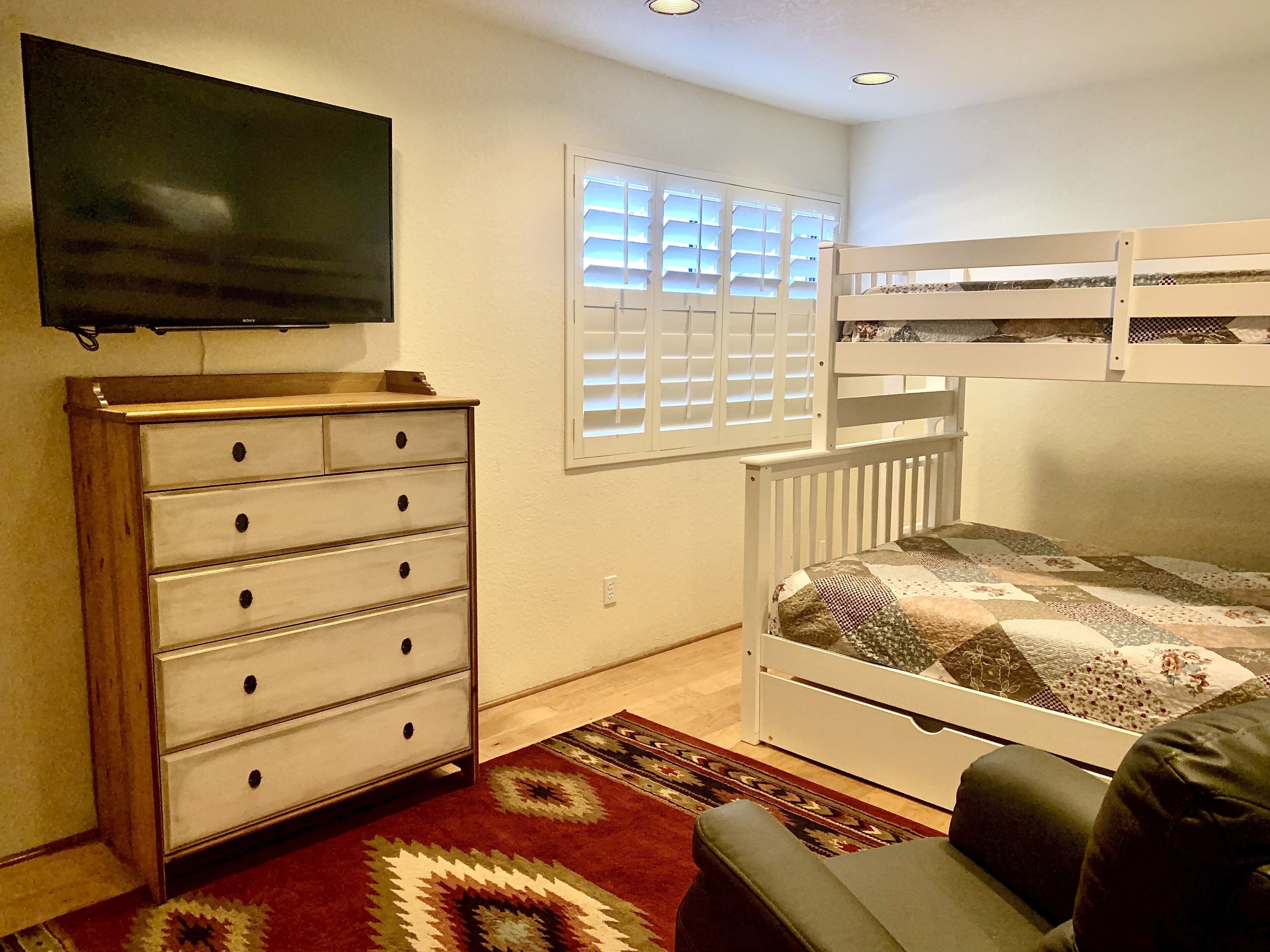 *NEW*  Private w/Gorgeous views from all rooms & decks, comfort+style in Uptown 