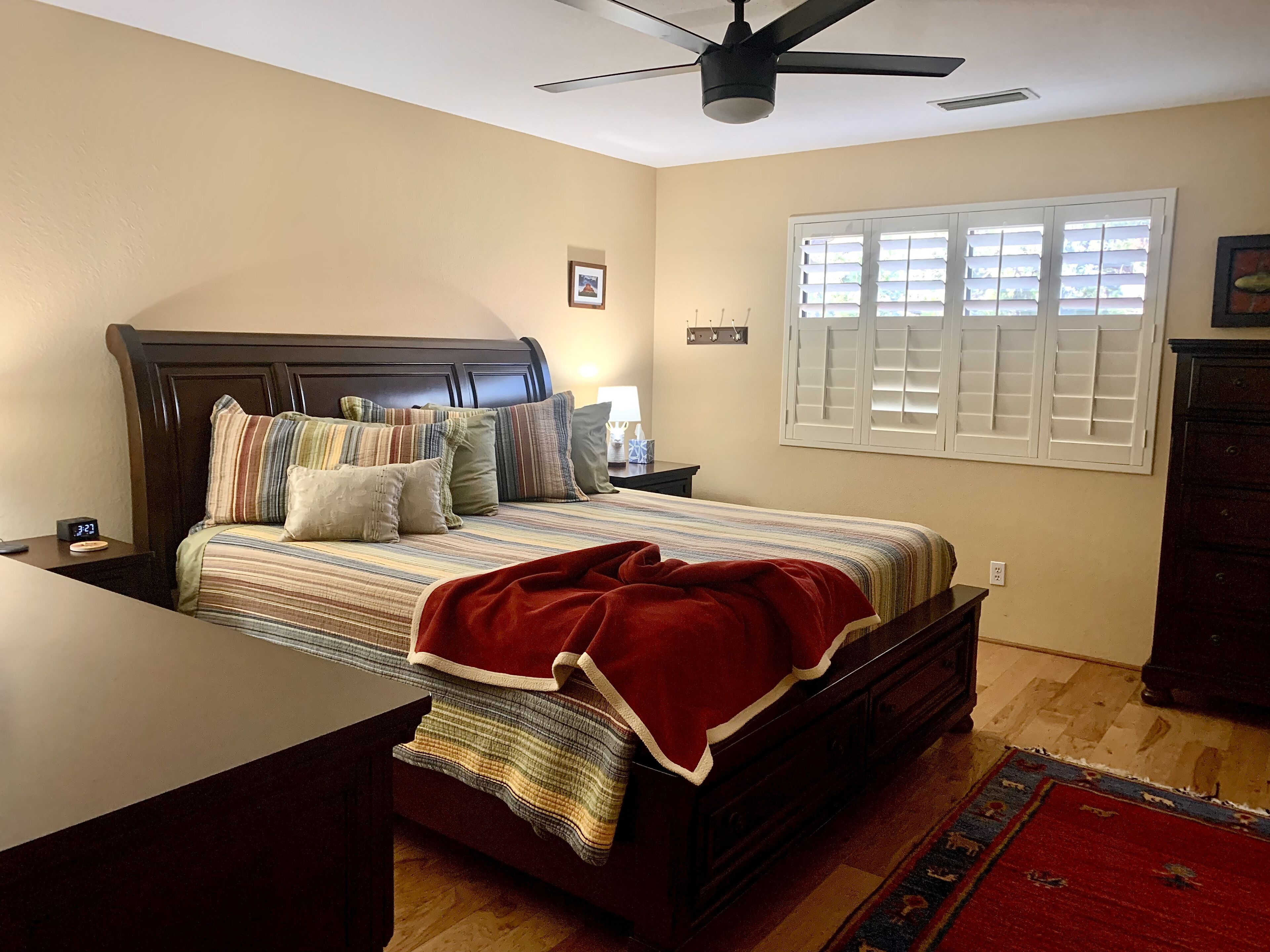 *NEW*  Private w/Gorgeous views from all rooms & decks, comfort+style in Uptown 