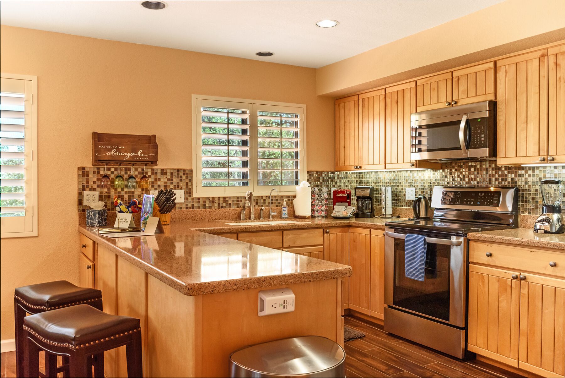 *NEW*  Private w/Gorgeous views from all rooms & decks, comfort+style in Uptown 