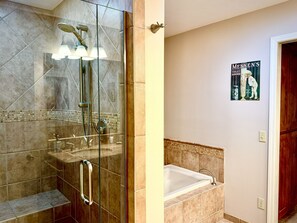 Shower, jetted bath, hair dryer, towels - Private beauty w/Fab views! Secluded yet close to Uptown. Sleeps 9 w/2 Masters. (Sedona)