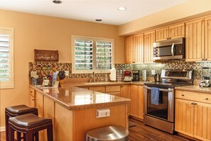 Fridge, microwave, oven, stovetop - Private beauty w/Fab views! Secluded yet close to Uptown. Sleeps 9 w/2 Masters. (Sedona)