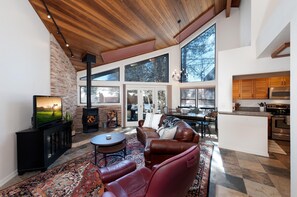 Smart TV, chimenea, reproductor de DVD y libros