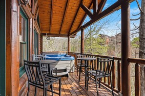 Outdoor dining - Free Attractions, New Hot Tub, Pool Table, Resort Pool, Close to Downtown (Gatlinburg)