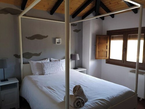 The White House (Rural House) (15 people)