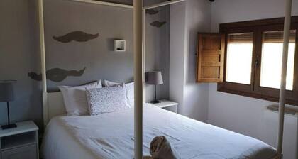 The White House (Rural House) (15 people)