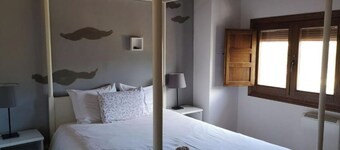 The White House (Rural House) (15 people)