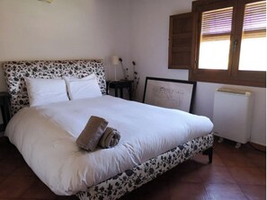 5 bedrooms, WiFi - The White House (Rural House) (15 people) (Ablanque)